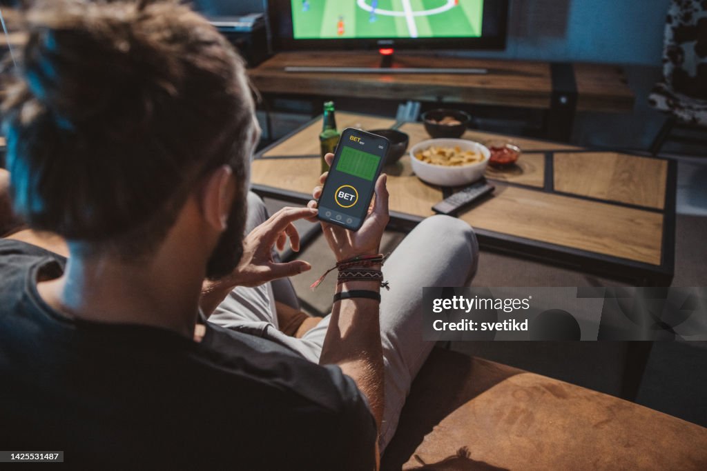 Regarder un match de football à la maison