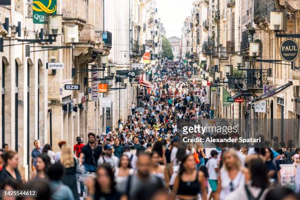 crowds of people on rue sainte-catherine shopping street in bordeaux, france - huddle fotografías e imágenes de stock
