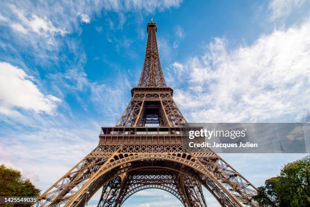 eiffel tower - eiffeltoren stockfoto's en -beelden