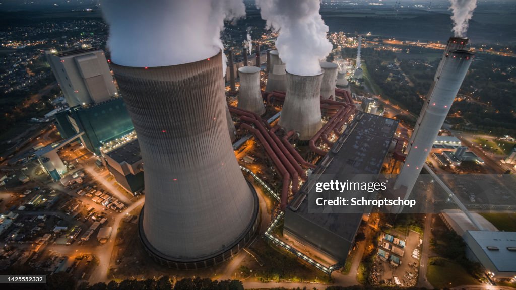 夜間の石炭火力発電所の航空写真