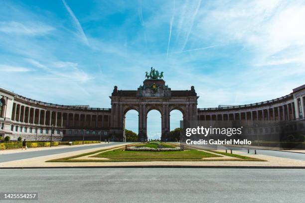 parc du cinquantenaire in brussels - brussels capital region stockfoto's en -beelden