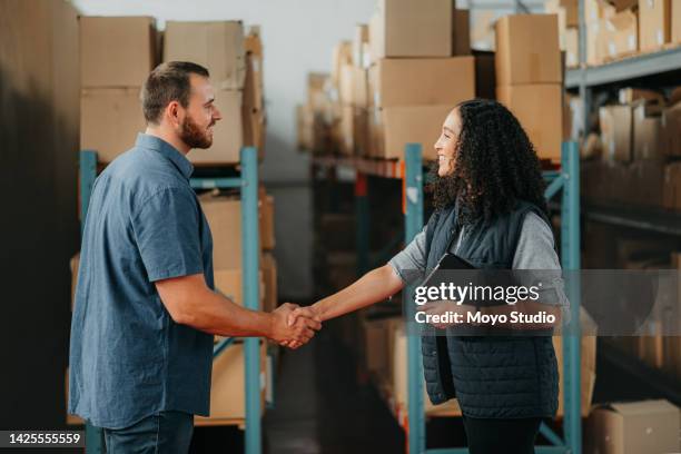el envío, la cadena de suministro y la entrega se asocian con un apretón de manos para la asociación, el apoyo y el agradecimiento en un almacén. empleado de logística de cajas o fábrica de stock con trabajo en equipo, reunión de negocios de colabor - transporte de carga fotografías e imágenes de stock