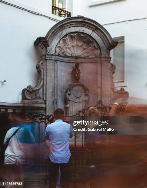 manneken pis in brussels - child urinating stockfoto's en -beelden