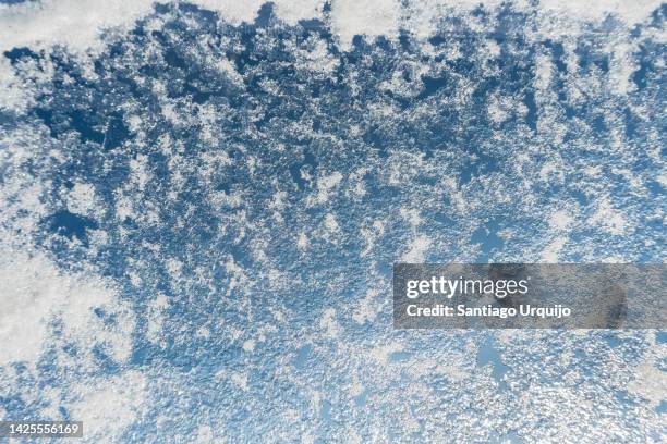 window covered in snow - geada imagens e fotografias de stock