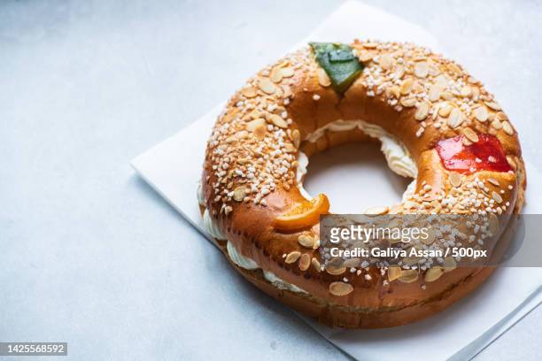 high angle view of donut in plate on table - galette photos et images de collection