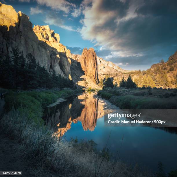 scenic view of lake by mountains against sky,smith rock state park,united states,usa - smith rock state park fotografías e imágenes de stock