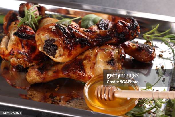 baquetas de frango em mel - coberto de camada lustrosa - fotografias e filmes do acervo