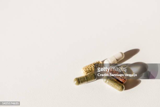 close-up of medicine pills - vitamin d stockfoto's en -beelden