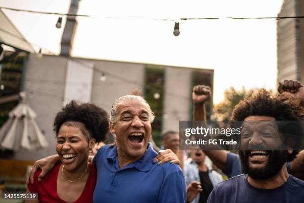 sports team fans celebrating outdoors - fútbol americano stock pictures, royalty-free photos & images