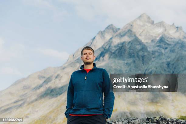 porträt eines mannes, der die berge norwegens erkundet - confidence male landscape stock-fotos und bilder