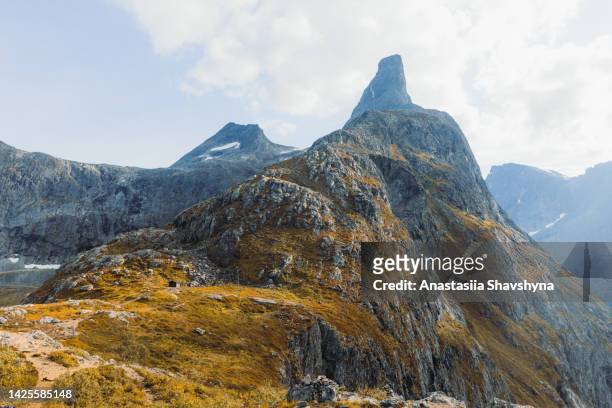 autunno tra le montagne della norvegia - isola di senja foto e immagini stock