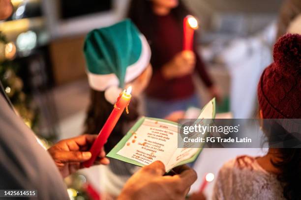 primer plano de la vela derritiéndose en las letras de las canciones en navidad - niños orando fotografías e imágenes de stock