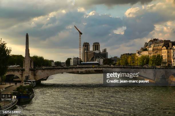 france, paris - the seine, the tournelle bridge and notre-dame de paris cathedral at golden hour - ile de la cite stock pictures, royalty-free photos & images