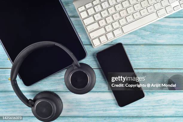 bluetooth headphones with mic for mobile phones, tablets, laptops top view copy area - attrezzatura elettronica foto e immagini stock