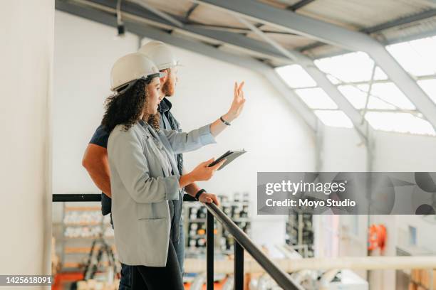 fabrik, frau und manager auf tablet mit mitarbeiterplanungscheckliste logistik oder lagerbestand. kollaborations-, lager- und industriearbeiter an der technologie, die auf der baustelle für fertigung und vertrieb arbeiten. - absturzort stock-fotos und bilder