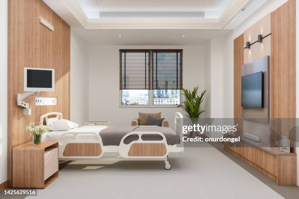 habitación de hospital de lujo moderno con cama vacía, sillón, televisión lcd y paisaje urbano desde la ventana - personal injury fotografías e imágenes de stock