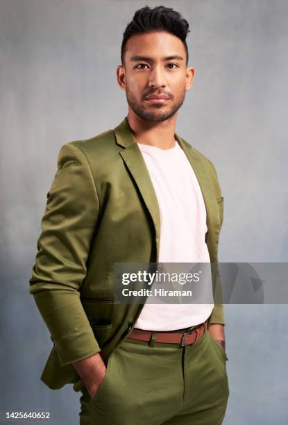 retrato de modelo de moda, joven sexy con las manos en el bolsillo y estudio sobre fondo gris. persona latina casual y fresca con chaqueta de traje de moda con camisa blanca elegante y estilo profesional moderno - model in suit fotografías e imágenes de stock