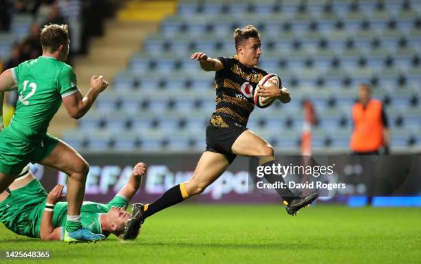 Harry Craven of Wasps breaks clear to score a second half try during the Gallagher Premiership Rugby match between Worcester Warriors and Exeter...