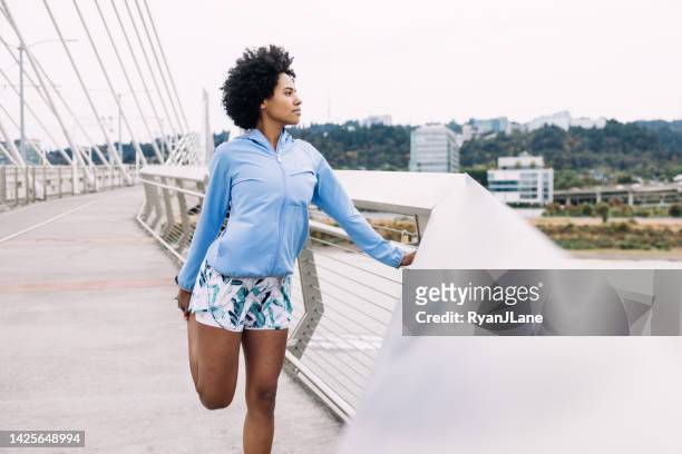 mulher curtindo corrida na ponte urbana - ponte de tirantes - fotografias e filmes do acervo
