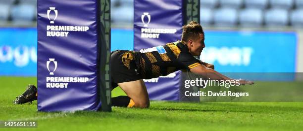 Harry Craven of Wsaps breaks clear to score a second half try during the Premiership Rugby Cup match between Wasps and Newcastle Falcons at The...