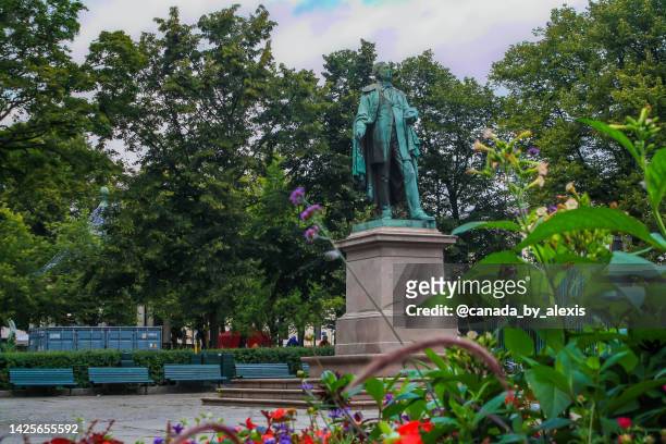 statue von henrik wergeland - oslo - königliches schloss stock-fotos und bilder