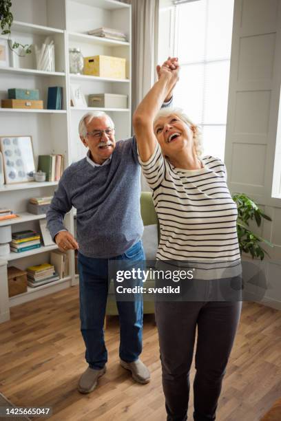 seniorenpaar zu hause - paartanz stock-fotos und bilder
