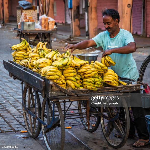 indischer straßenverkäufer, der bananen in jaipur, indien verkauft - straßenverkäufer stock-fotos und bilder