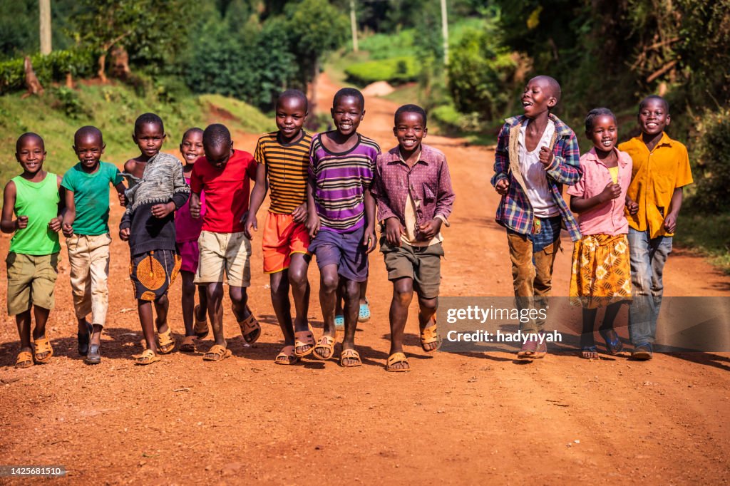 Bambini africani felici che corrono, Kenya, Africa orientale