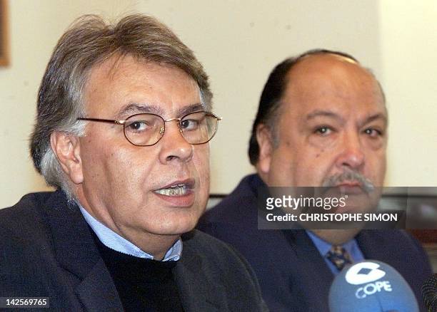 Felipe Gonzalez , former Spanish Prime Minister, answers questions 03 April 2000 during a press conference with Chilean writer Fernando Flores, who...