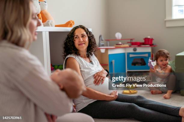 mom best friends hanging out together at home - play date stock pictures, royalty-free photos & images