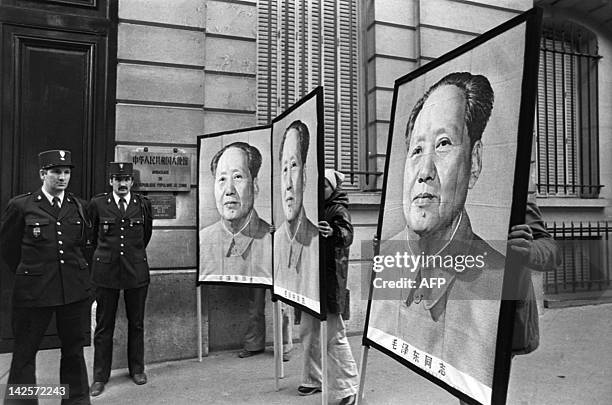 About two hundred people gather with big portraits of Mao Zedong in front of the Chinese Embassy in Paris 09 September 1976 to pay their last...