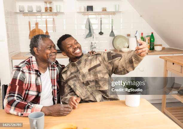 giovane soldato americano che si fa un selfie con il suo vecchio padre - homecoming foto e immagini stock