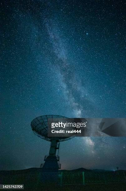 radio telescope at night - schotelantenne stockfoto's en -beelden