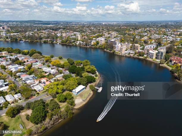 vista aérea del río brisbane en west end - río brisbane fotografías e imágenes de stock