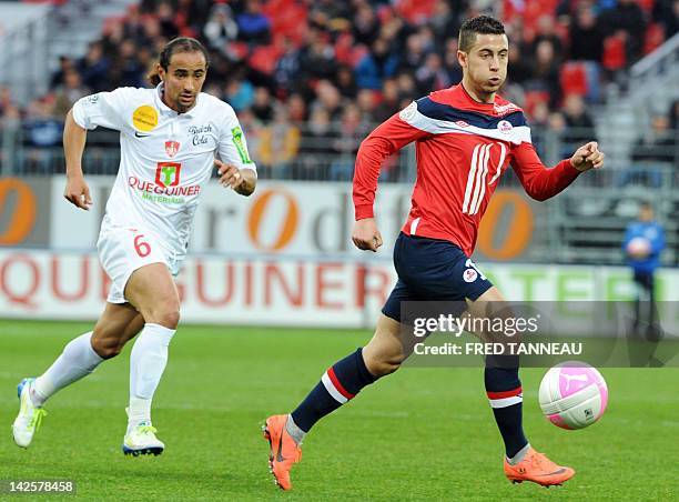 Brest's French midfielder Bruno Grougi vies with Lille's Belgian midfielder Eden Hazard during French L1 football match Brest vs. Lille at the...