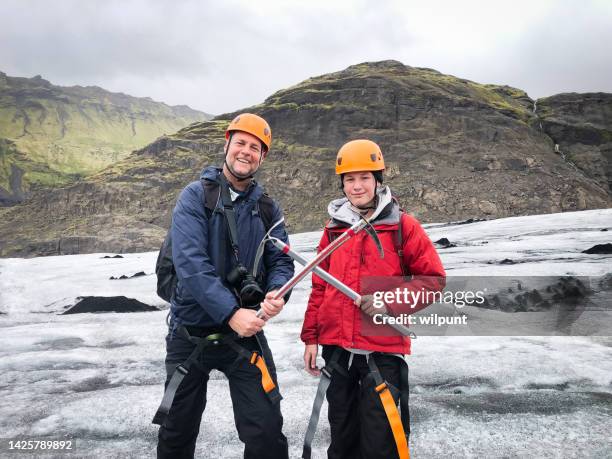 vater und sohn gletscherwanderung - icepick stock-fotos und bilder