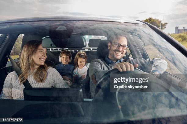 familia feliz disfrutando mientras se va de vacaciones en coche. - vehicle interior fotografías e imágenes de stock