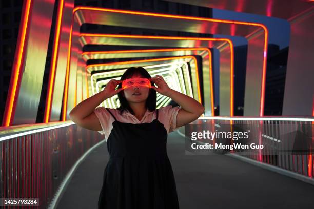 glowing glasses game with a woman virtual reality concept - 3d face stockfoto's en -beelden
