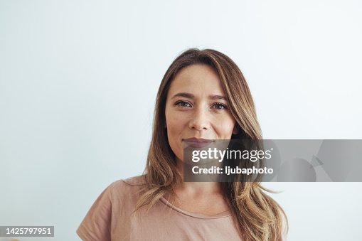 Verticale de belle femme de sourire Verticale de belle femme de sourire