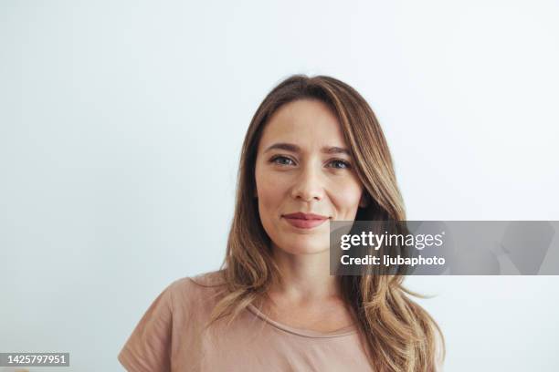 portrait of beautiful, smiling woman - headshot stockfoto's en -beelden