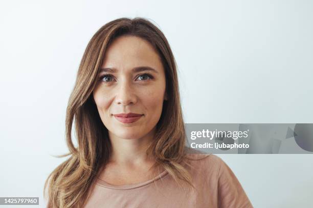 retrato de la arquitecta femenina - mujer 30 años fotografías e imágenes de stock