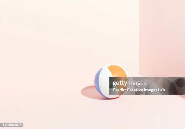 3d background render with a beach ball - strandball stock-fotos und bilder