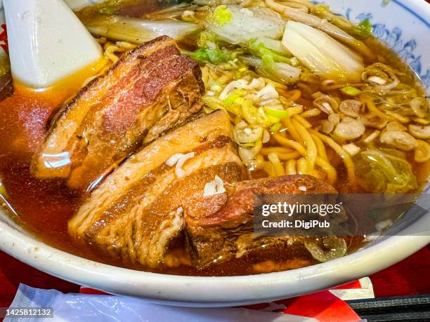 braised pork in noodle soup bowl - sudderen stockfoto's en -beelden