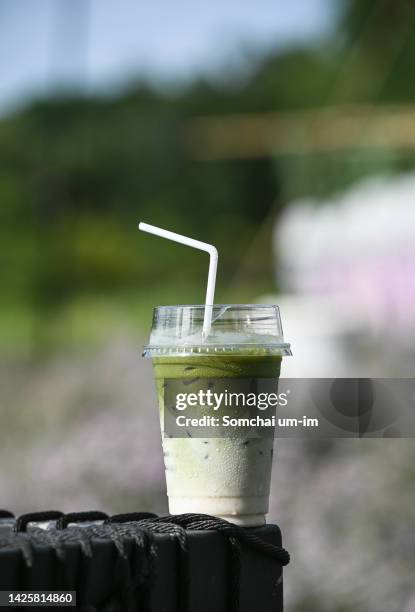 ice green matcha latte tea - matcha stockfoto's en -beelden