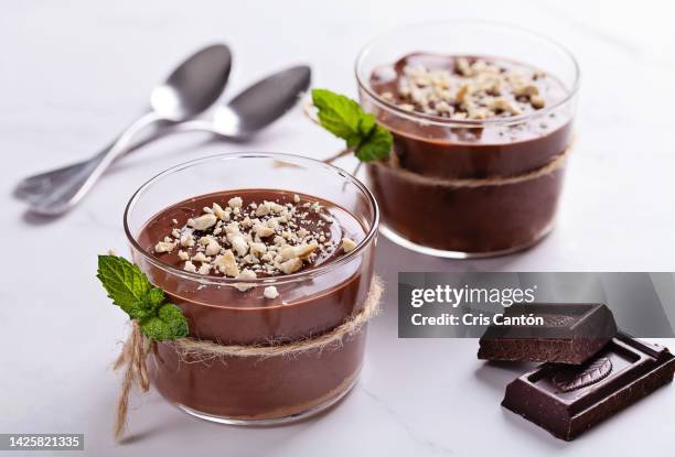 two glasses of chocolate pudding with cookies and nuts - chocolade mousse stockfoto's en -beelden