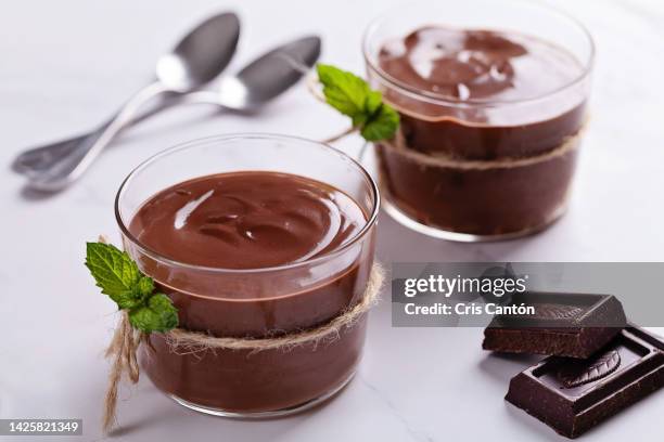 two glasses of chocolate pudding - chocolade mousse stockfoto's en -beelden