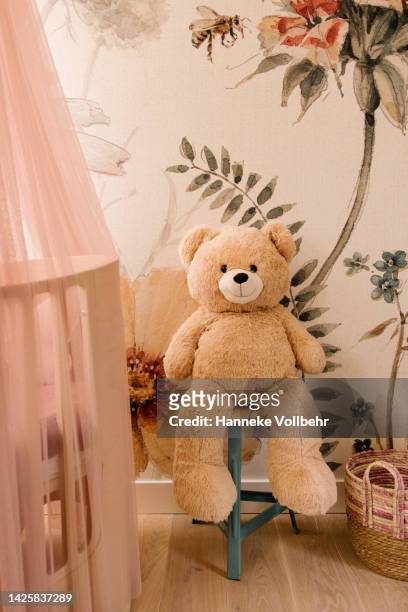 large teddybear pluche toy - teddybär stock-fotos und bilder