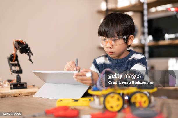 a boy practice build robots use software to code and program - 天才 ストックフォトと画像