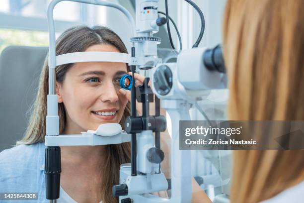 look here please - medical laser stockfoto's en -beelden