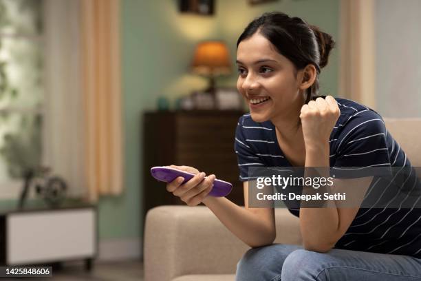 junge frau beim fernsehen, stockfoto - indian sports fan stock-fotos und bilder